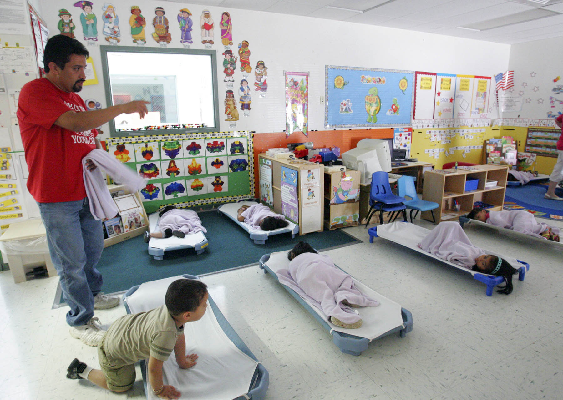 Texas Headstart Program pre-School teacher, Victor Villa, directs his students to wash their hands, Wednesday, April 29, 2009 in Rio Grande, Texas.<br />(Delcia Lopez / AP Photo)