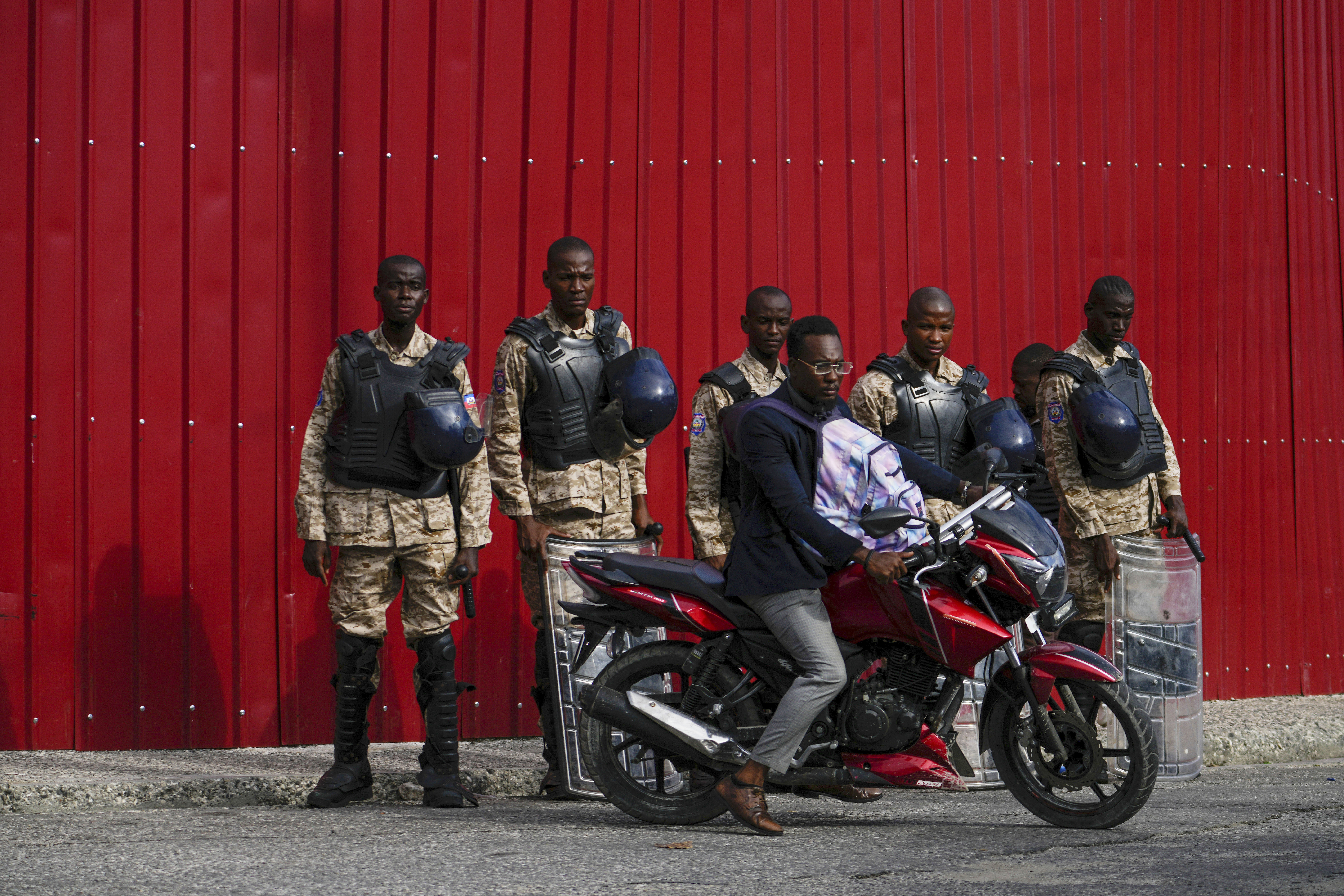 Police stand guard outside the Prime Minister&#039;s office in Port-au-Prince, Haiti, Thursday, April 25, 2024. A transitional council tasked with selecting a new prime minister and cabinet is expected to be sworn in on Thursday.<br />(Ramon Espinosa / AP Photo)