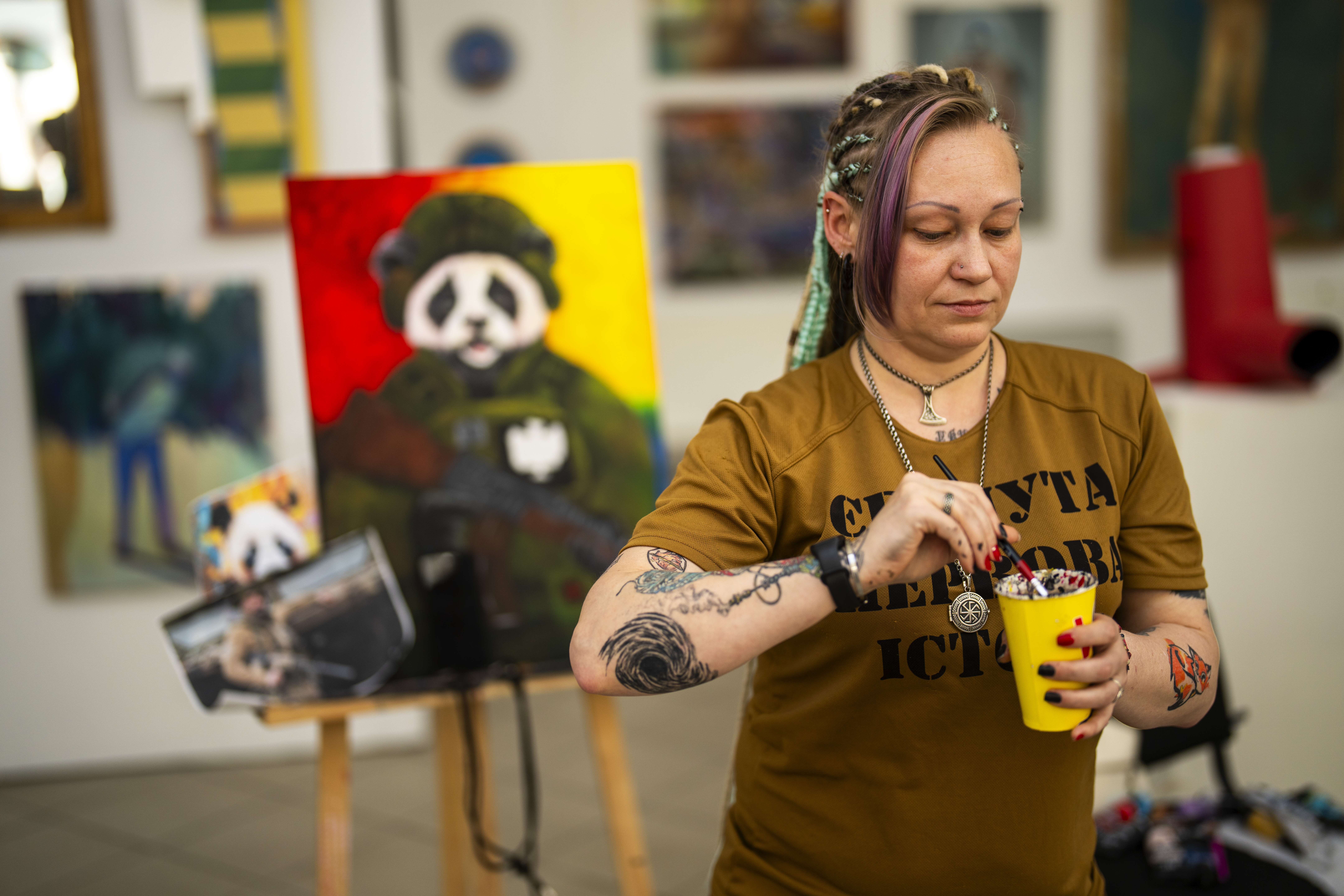 Ukrainian Anastasiya Sereda paints a canvas in an art class for women bereaved by war, in Kyiv, Ukraine, Sunday, April 28, 2024.<br />(Francisco Seco / AP Photo)