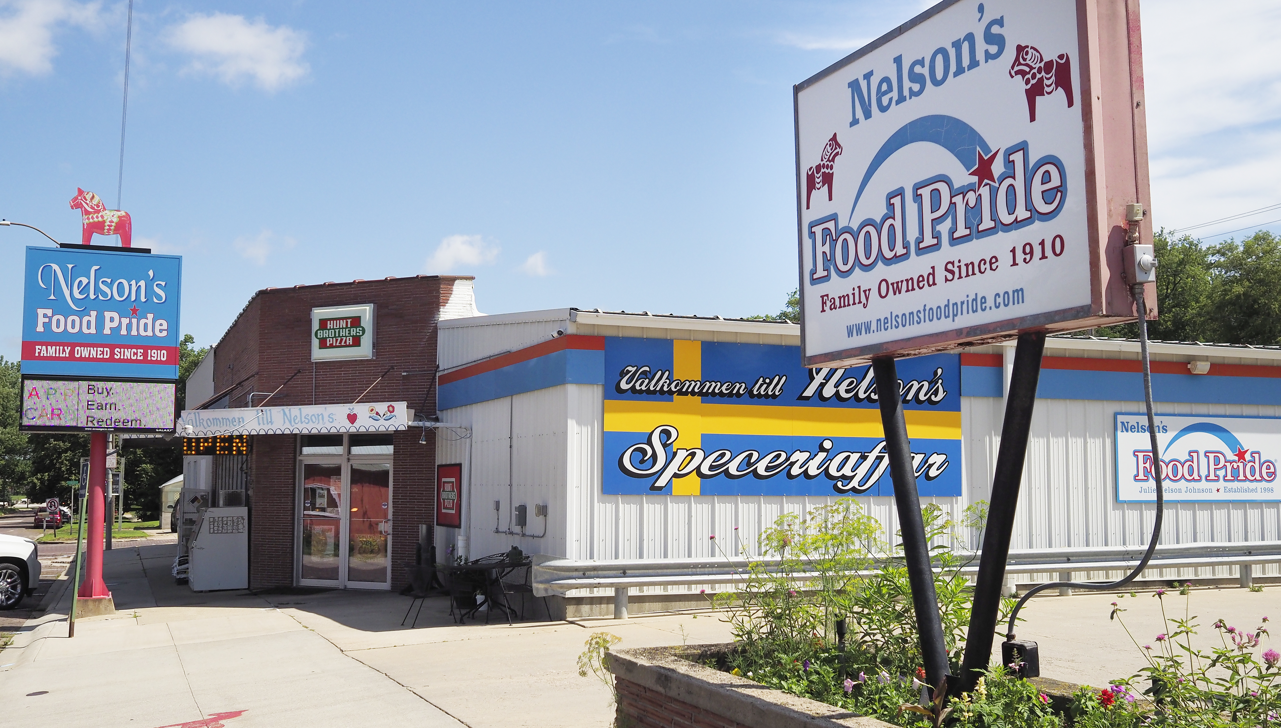 Nelson’s Food Pride has been in Oakland, which calls itself Nebraska’s Swedish capital, for generations. The presence of a Dollar General on the outskirts of town is just the latest challenge to the store, which, like other small-town grocers across the state, must deal with small profit margins.<br />(Jerry L Mennenga / Flatwater Free Press)