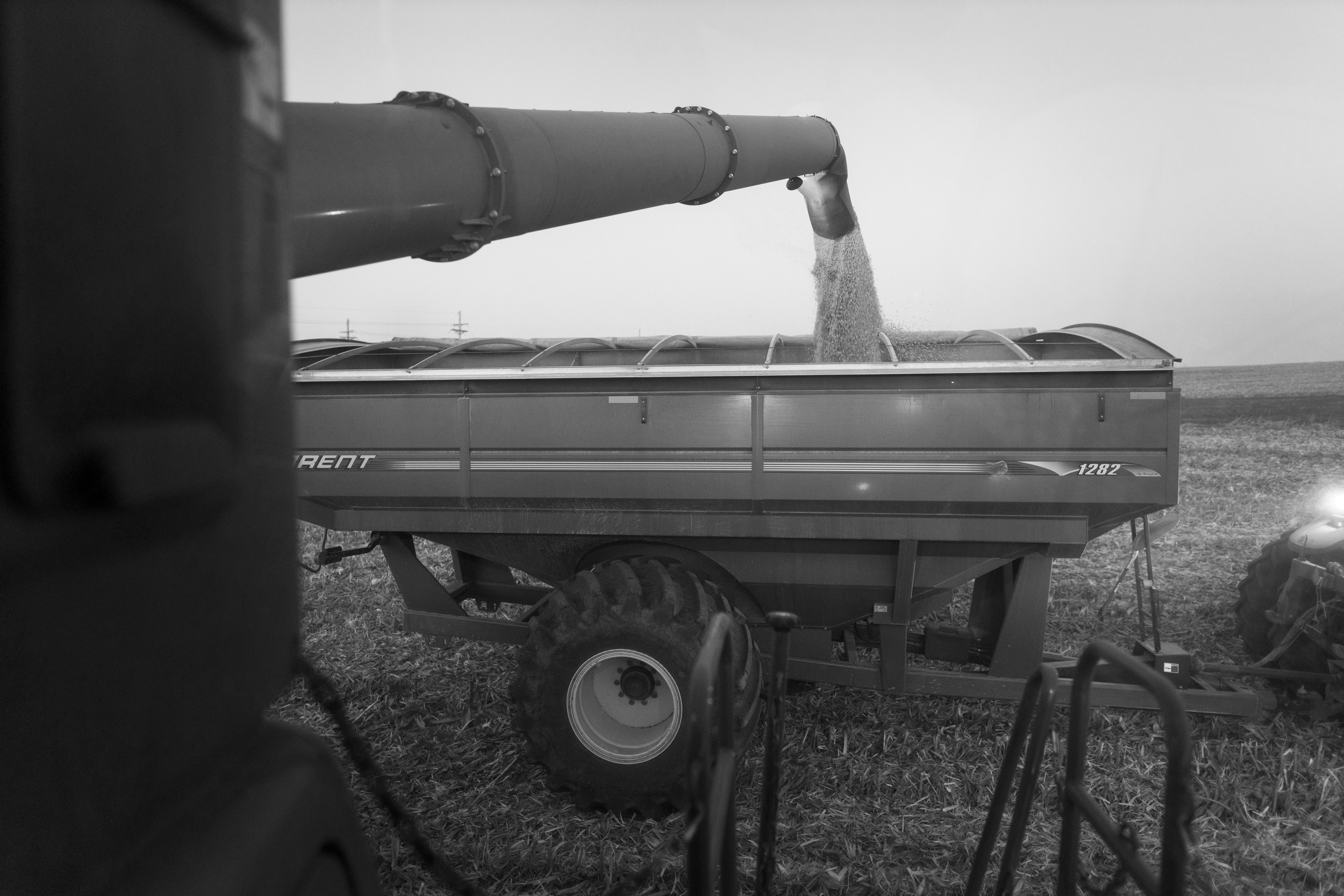 Farmer Jason Othmer unloads corn into a grain cart as he harvests near Vesta, an unincorporated community in Johnson County in southeast Nebraska on Tuesday, Oct. 18, 2022. (&lt;a href=&quot;<a href="https://ryansoderlin.com/home&quot;&gt;Ryan">https://ryansoderlin.com/home&quot;&gt;Ryan</a> Soderlin&lt;/a&gt; / Flatwater Free Press)