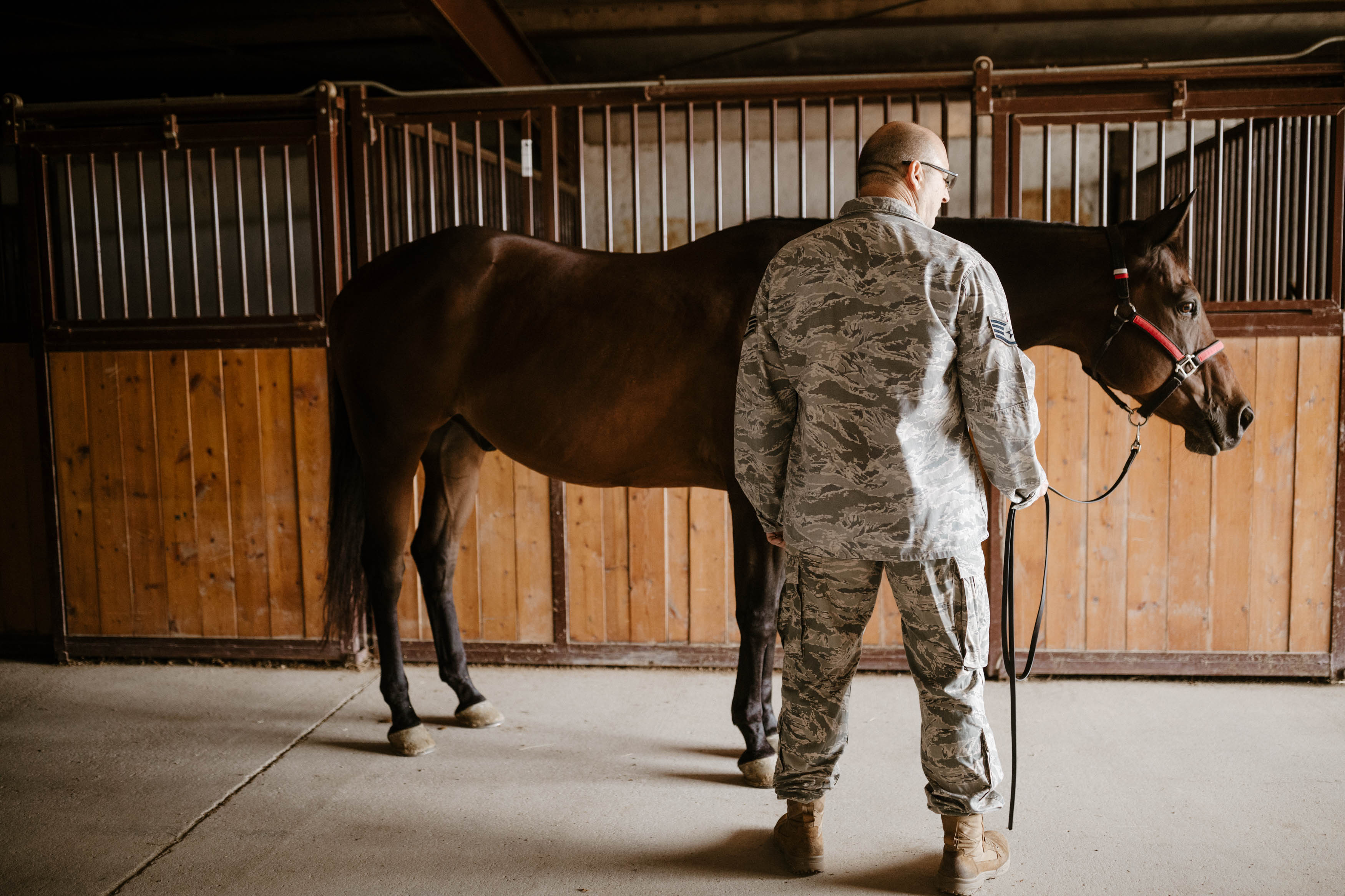 A veteran leads one of HETRA’s “Equine Partners”. (Courtesy of HETRA)