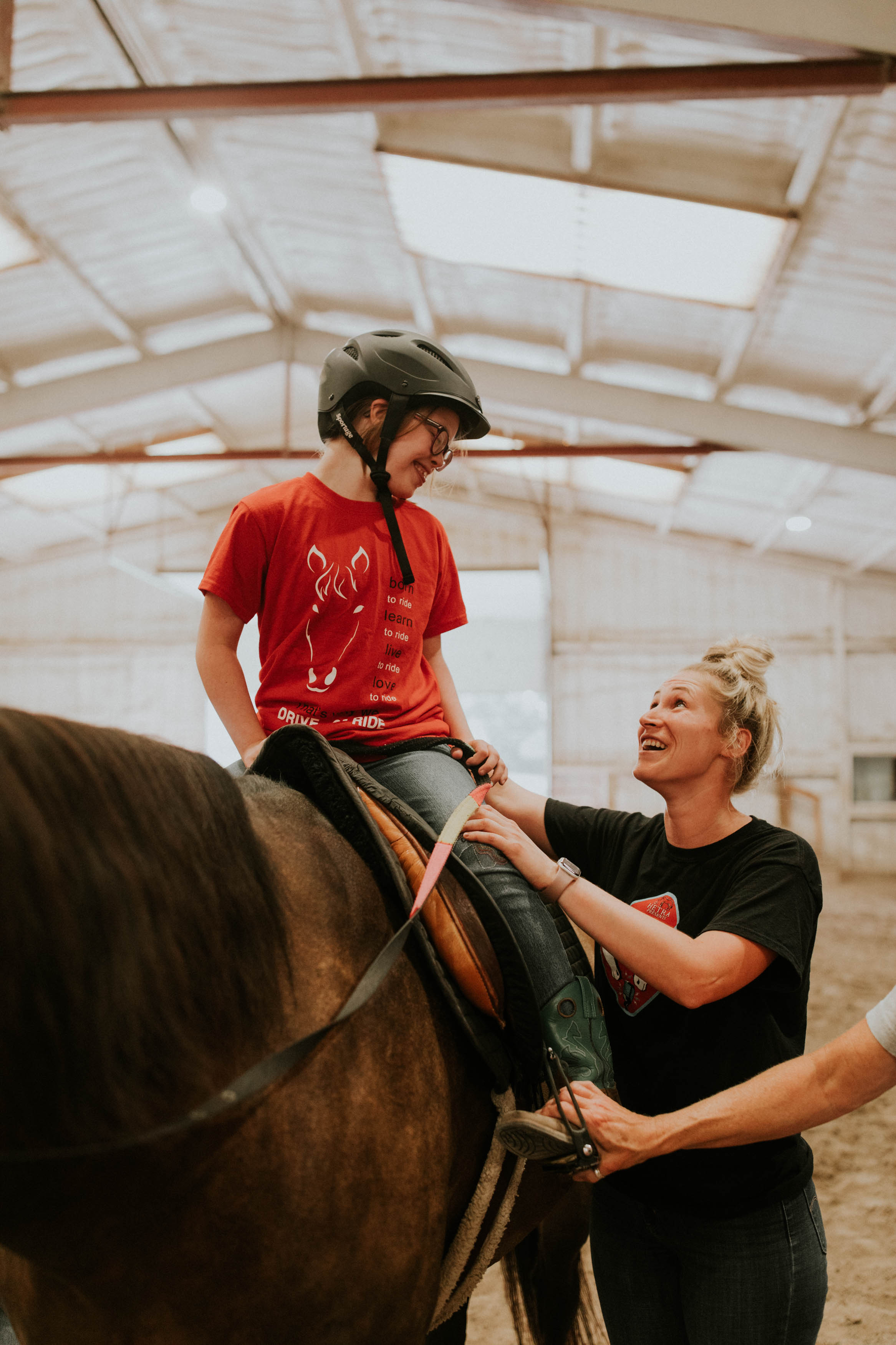 Cassidy Fredrickson, Certified Instructor &amp; Therapist, works with a young participant.<br />(Courtesy of HETRA)