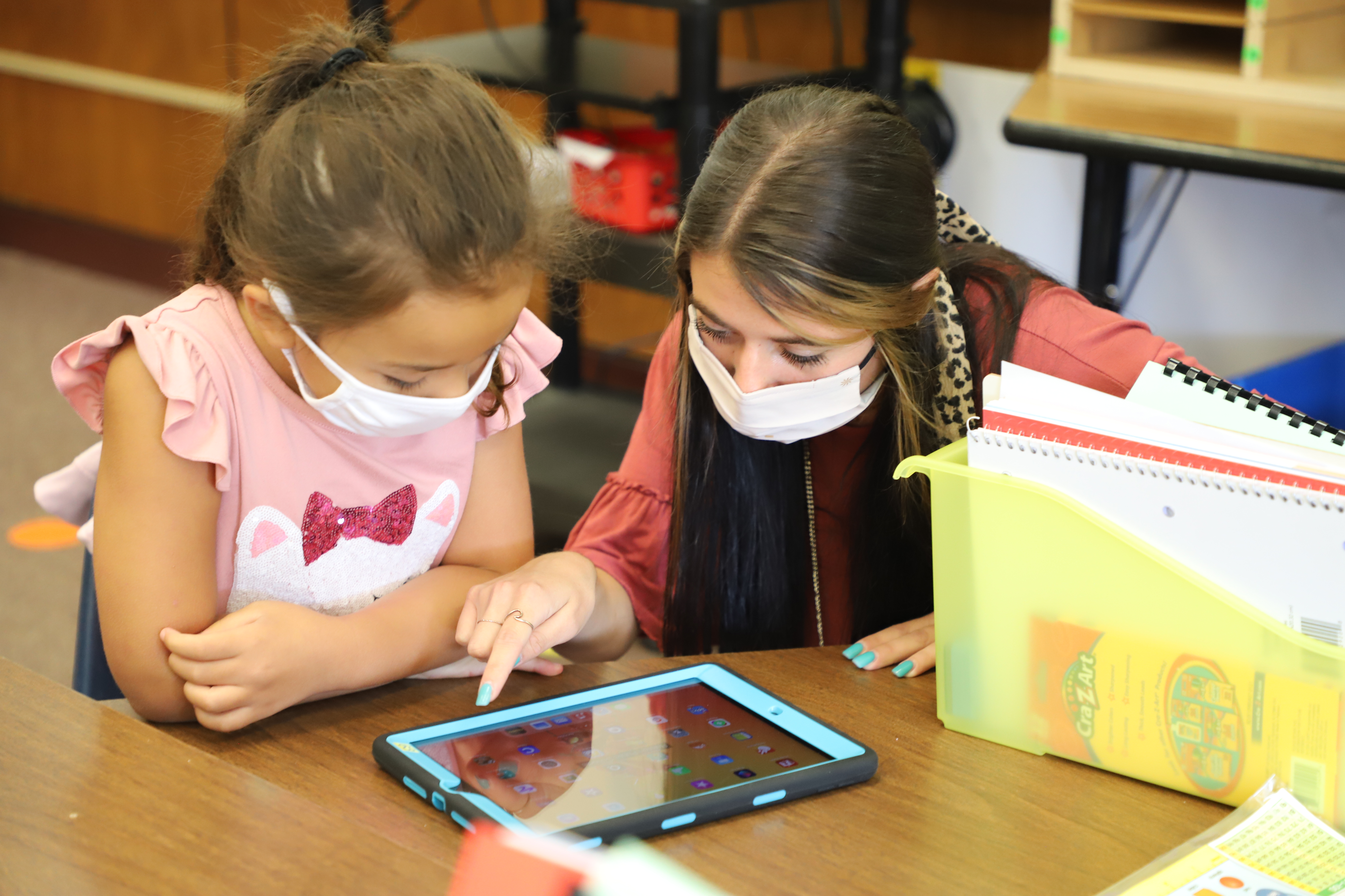 Dakota Wesslund, right, works with Olive Hupp, left, as a  first year first-grade teacher at Mockingbird Elementary. (Jim Frederick/Ralston Public Schools)