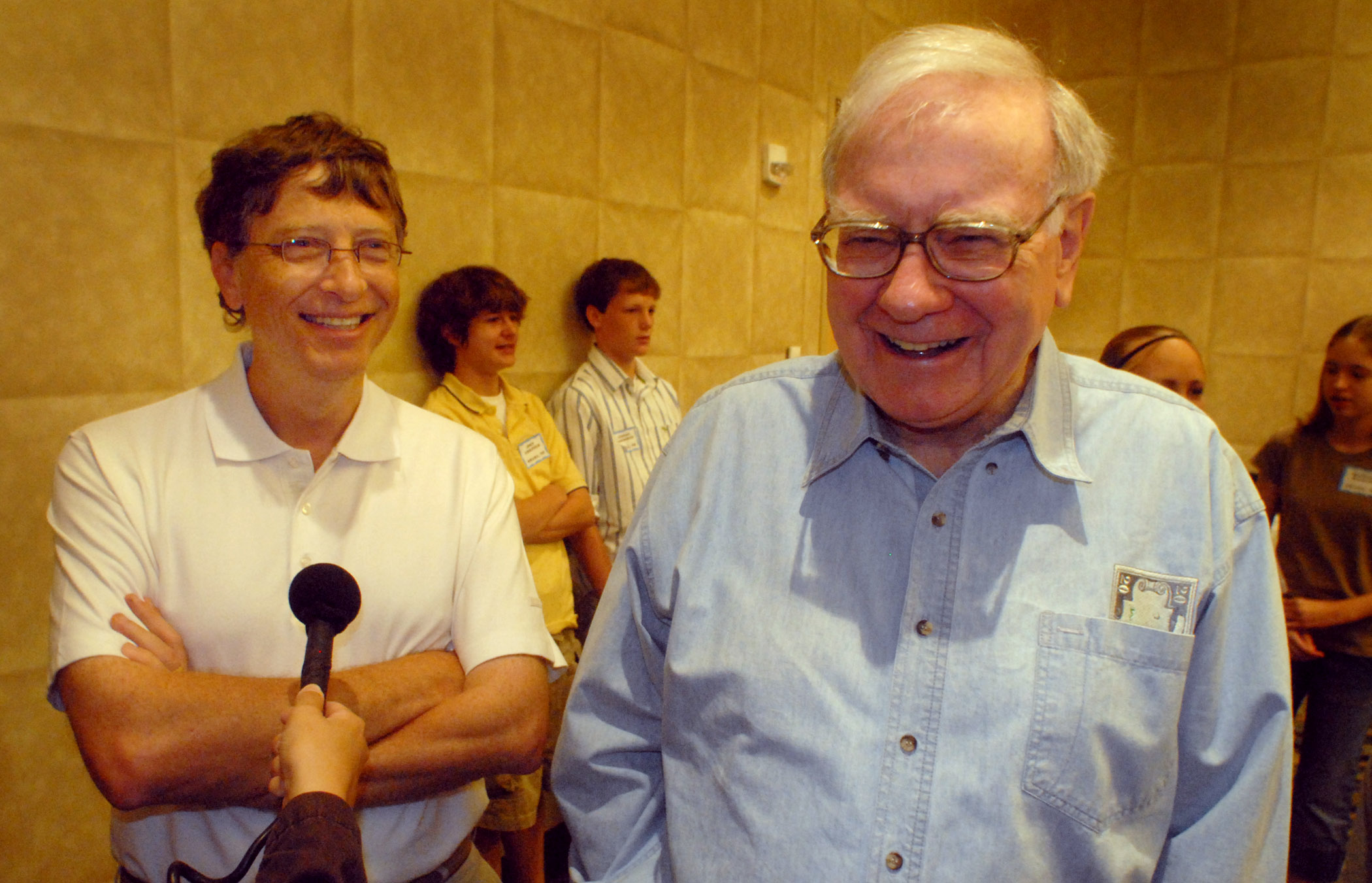 Microsoft co-founder and chairman Bill Gates (left) and Berkshire Hathaway Inc. billionaire Warren Buffett laugh while answering questions Saturday, Aug 5, 2006, before the Nebraska Regional Bridge tournament in Council Bluffs, Iowa.<br />(Dave Weaver / AP Photo)