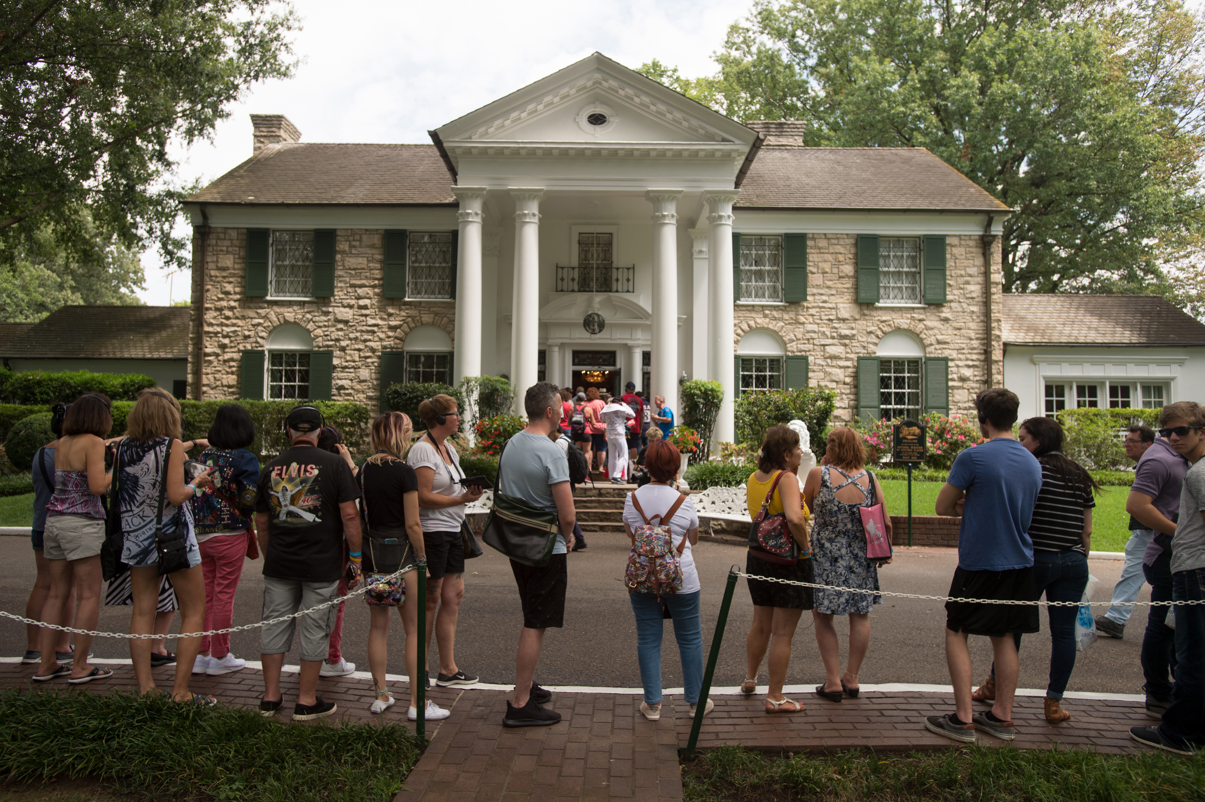 Fans wait in line outside Graceland, Elvis Presley&#039;s Memphis home, in Memphis, Tenn., Aug. 15, 2017.<br />(Brandon Dill / AP Photo)