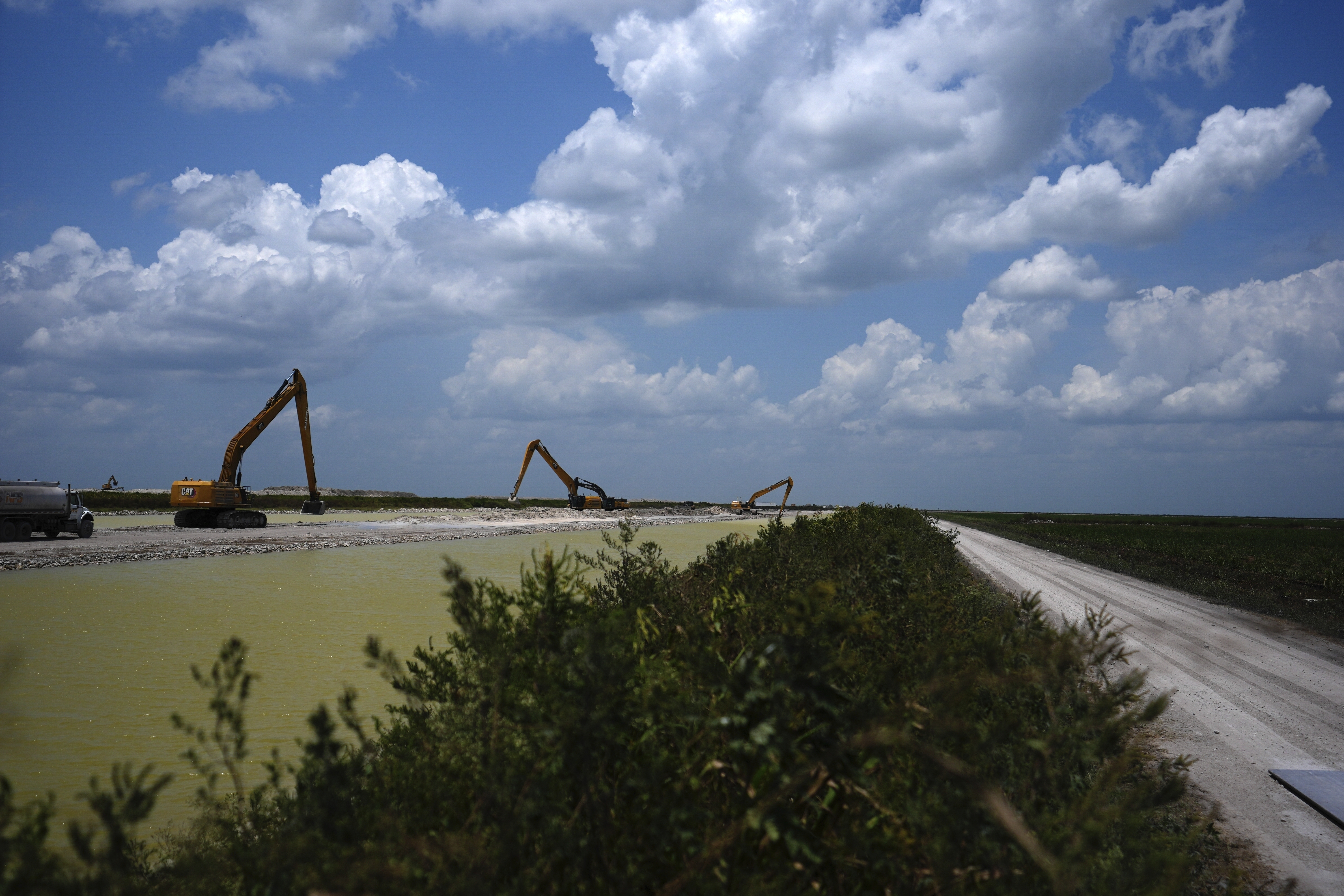 The U.S. Army Corps of Engineers work on the construction of the Everglades Agricultural Area Reservoir, intended to store polluted water from Lake Okeechobee and agricultural runoff so it can be cleaned in an adjacent stormwater treatment area before being released to flow south into the Everglades, Wednesday, May 15, 2024, in South Bay, Fla.<br />(Rebecca Blackwell / AP Photo)