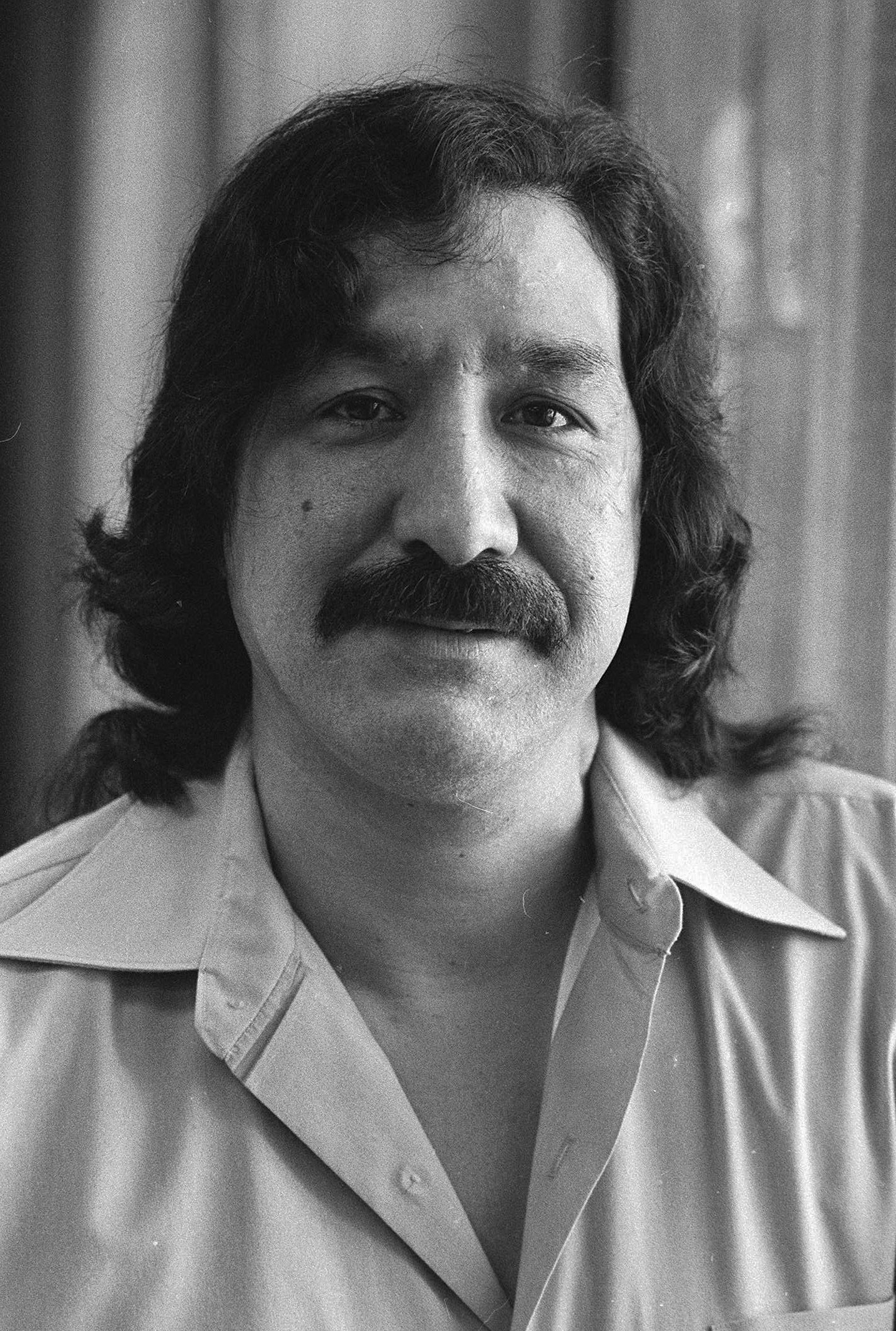 Native American activist Leonard Peltier sits for a portrait in prison in February 1986.<br />(Cliff Schiappa / AP Photo)