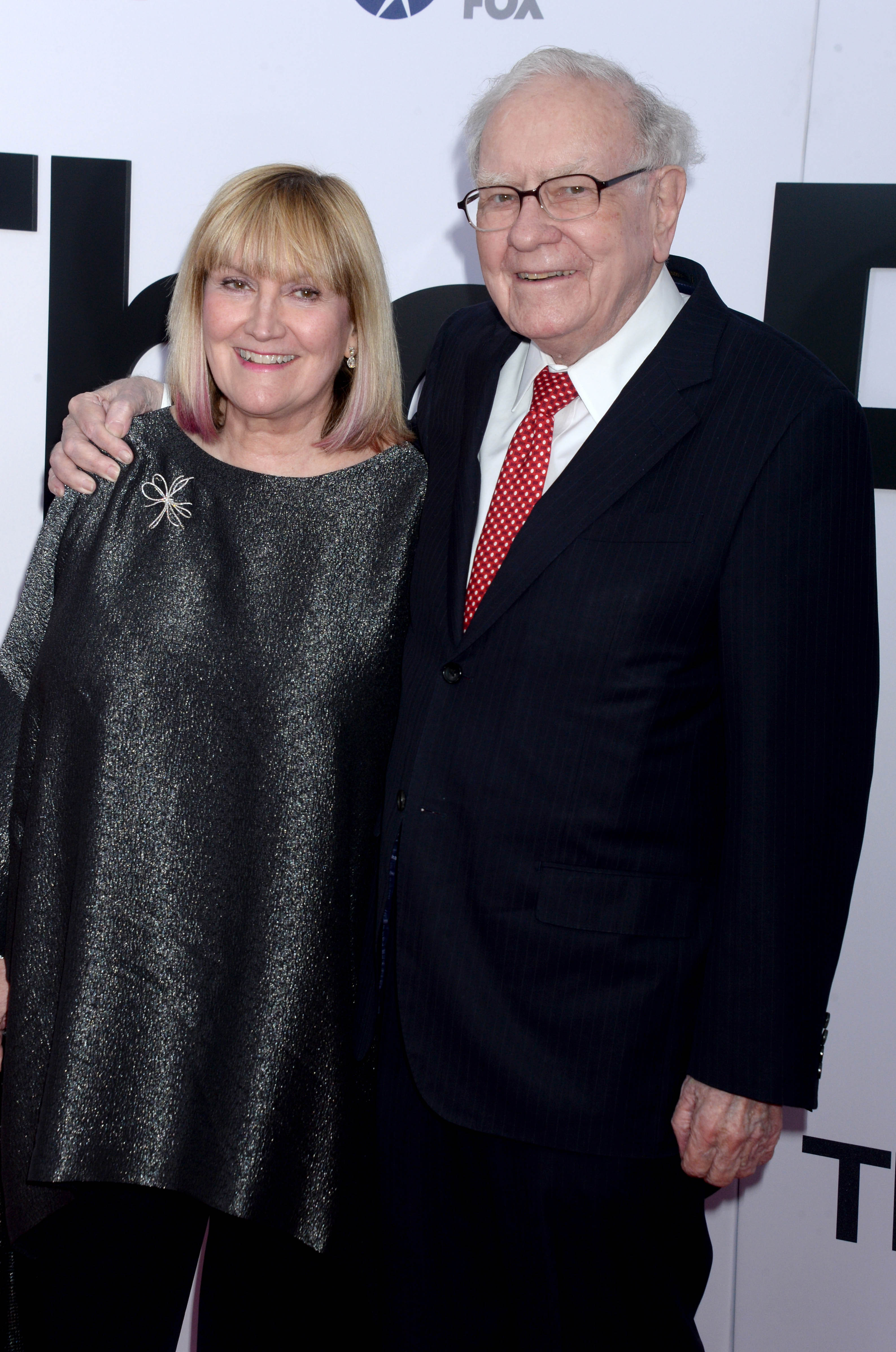 Susie Buffet and Warren Buffet at the premiere of &#039;The Post&#039; in Washington DC.<br />(Dennis Van Tine / STAR MAX / AP)