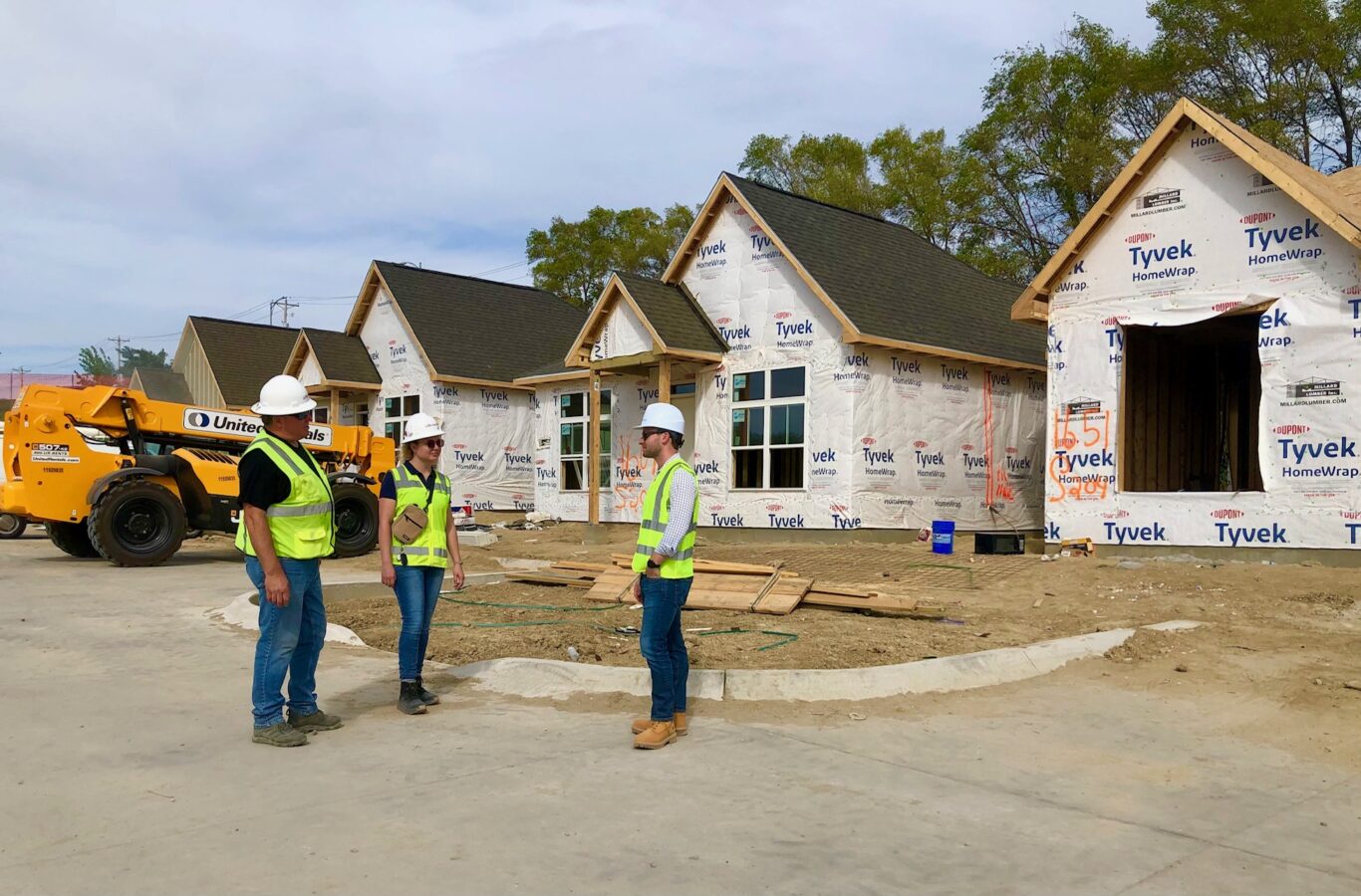 Joe Slosburg (right) talks to crew members at Aerie Blue Sage residential area under construction. They’re standing in a section where stand-alone cottages are rising and will be rented. Slosburg calls it a “modern neighborhood” of build-to-rent, mostly single-family homes. Industry leaders say the model is a growing trend.<br />(Cindy Gonzalez / Nebraska Examiner)