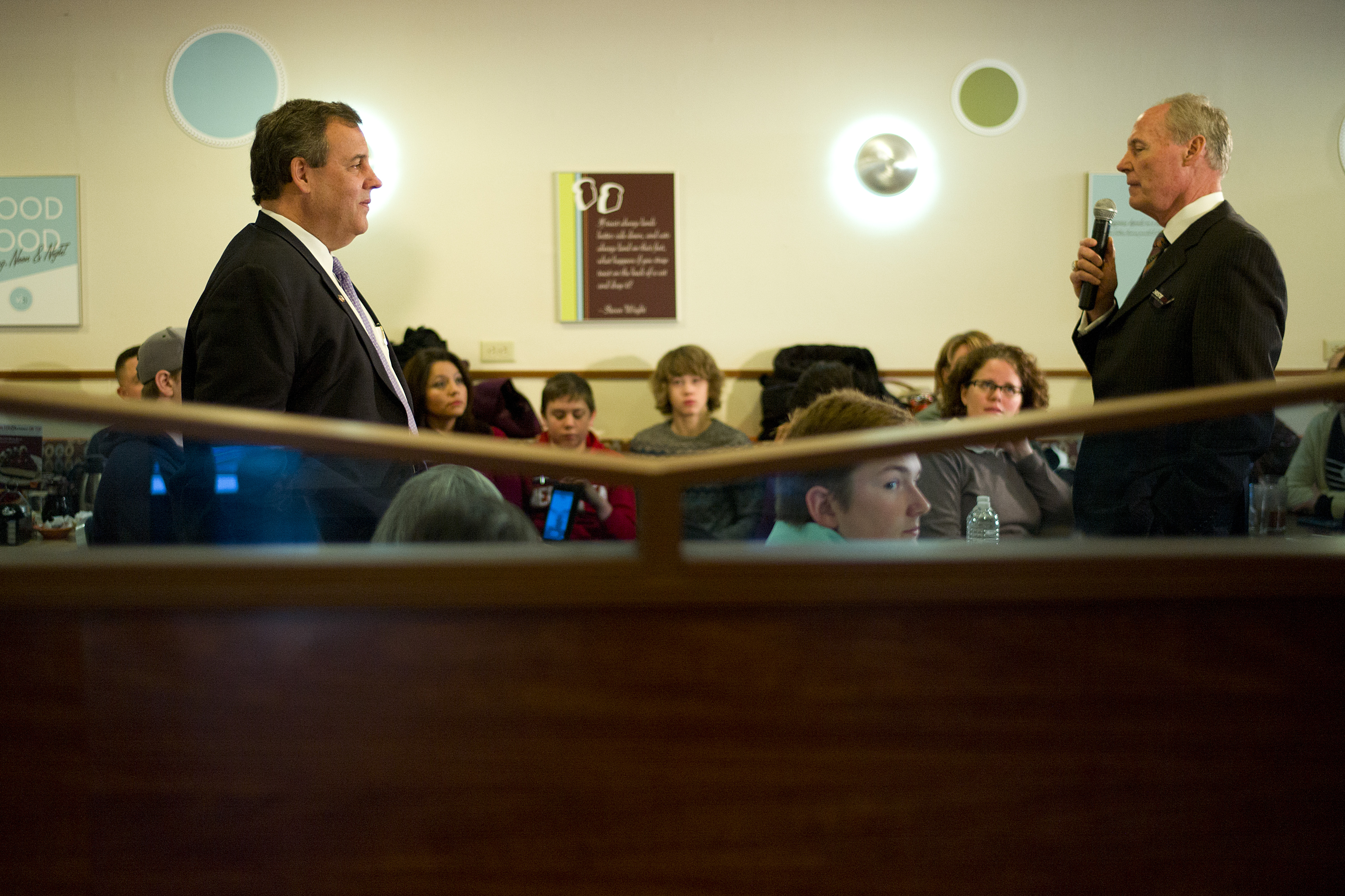 David Karnes, former U.S. Senator for Nebraska, right, introduces Republican presidential candidate, New Jersey Gov. Chris Christie during a town hall Monday, Jan. 18, 2016, in Council Bluffs, Iowa. (AP)