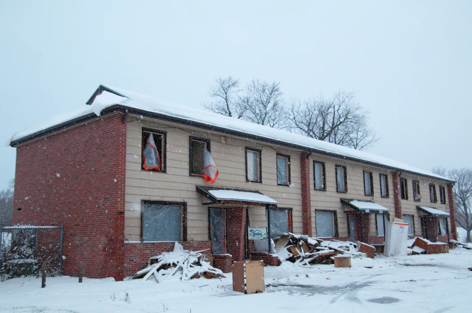 Snow falls on an abandoned apartment building that previously made up part of the Spencer Homes public housing development.<br />(Jeremy Turley / Flatwater Free Press)