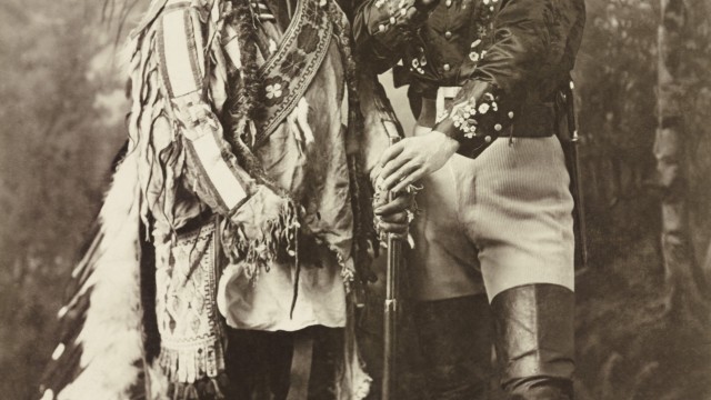 Chief Sitting Bull (Left), and Buffalo Bill in 1885.
(Everett Collection / Shutterstock)